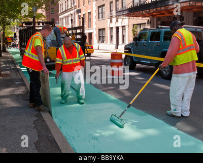 New York NY 19 Mai 2009 Les entrepreneurs en peinture du Washington Square West Macdougal Street Bike Lane Banque D'Images