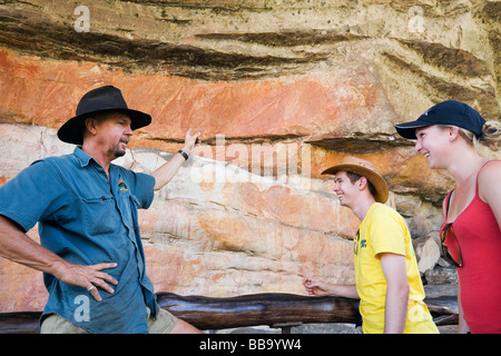 Guide touristique et les touristes à la autochtones Ubirr Rock Art site. Le Kakadu National Park, Territoire du Nord, Australie Banque D'Images