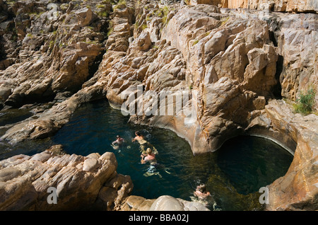 Les nageurs dans les piscines naturelles au Barramundi Gorge (Maguk). Le Kakadu National Park, Territoire du Nord, Australie Banque D'Images