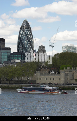 La ville de Londres, notamment le célèbre 'Gherkin' bâtiment (30 St Mary Axe). Banque D'Images