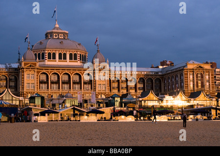 Steigenberger Kurhaus Hotel au coucher du soleil, de la plage de Scheveningen, Den Haag, Pays-Bas Banque D'Images