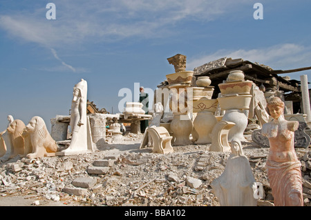 Le Caire Égypte poterie plâtre image figure à la limite de la Cité des morts Qarafa Arafa Banque D'Images