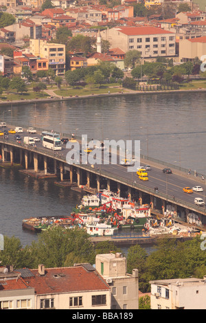 La Turquie Istanbul Ataturk la circulation sur le pont traverse la Corne d'or Banque D'Images