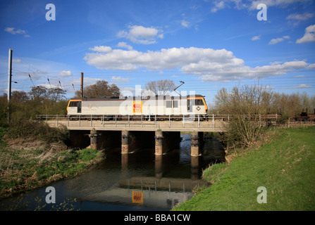 Thomas Hardy EWS 92012 Train de marchandises Diesel avec des conteneurs East Coast Main Line Railway Peterborough Cambridgeshire England UK Banque D'Images