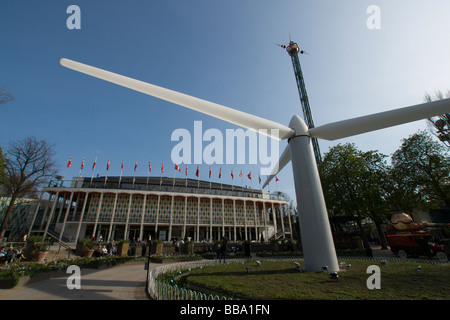 Les Jardins de Tivoli à Copenhague a placé une Vesta wind turbine à l'avant de la salle de Concert cet été. Banque D'Images