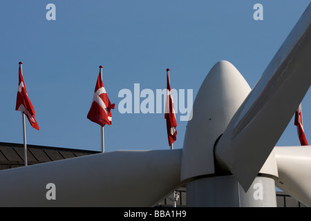 Les Jardins de Tivoli à Copenhague a placé une Vesta wind turbine à l'avant de la salle de Concert cet été. Banque D'Images