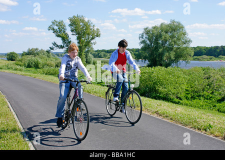 La piste cyclable de l'Elbe à Stiepelse en Basse-Saxe Banque D'Images