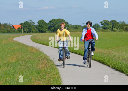 La piste cyclable de l'Elbe à Stiepelse en Basse-Saxe Banque D'Images