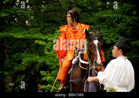 Rider dans le costume historique de la période Heian avec groom, equestrian festival au Sanctuaire Shinto Kamigamo, Kyoto, Japon Banque D'Images