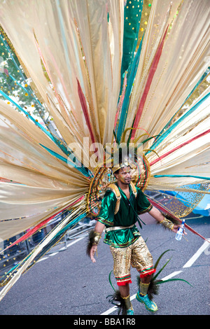 L'artiste interprète ou exécutant en costume élaboré prenant part à la Thames Festival nuit Carnaval à Londres UK Banque D'Images