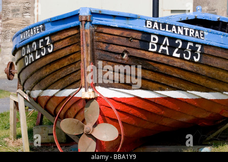 Petit bateau de pêche colorés nommé "Ballantrae' dans le village de pêcheurs de l'Ayrshire du Sud le même nom - Ballantrae Banque D'Images