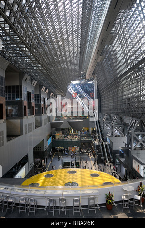 Voir dans la salle principale vers l'ouest de la gare de Kyoto, Kyōto-eki, le Japon, l'Asie Banque D'Images