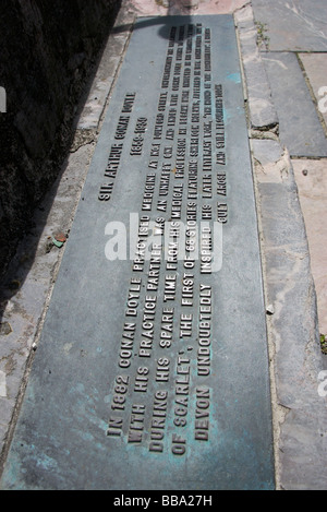 Plaque commémorant Sir Arthur Conan Doyle, le créateur de Sherlock Holmes detective caractère, Plymouth, Devon, UK Banque D'Images