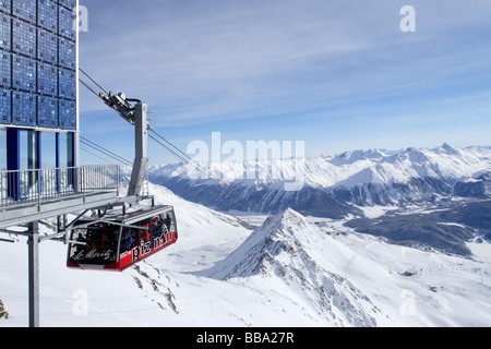 La station de téléphérique Piz Nair, système photovoltaïque, cellules solaires, de hautes montagnes, la Suisse, l'Europe Banque D'Images