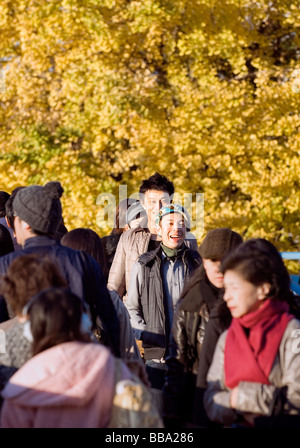 Grande foule de japonais aux personnes bénéficiant d'une journée ensoleillée au Parc Yoyogi à Tokyo, Japon Banque D'Images