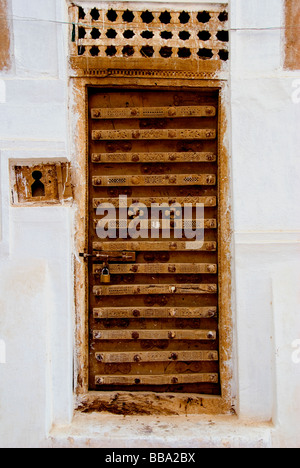 Le Yémen, Shibam, vieille porte en bois yéménite Banque D'Images