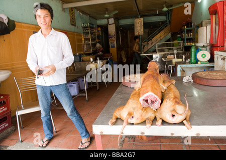 Restaurant chien (Thit Cho restaurant) et le propriétaire, Hanoi, Vietnam. Banque D'Images