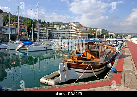 Avec le port de plaisance et les hôtels touristiques, de la ville d'Opatija, Kvarner, Croatie Banque D'Images