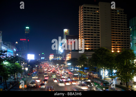 Grande ville, une circulation intense pendant la nuit sur la route principale Ratchadamri Road, Chit Lom, Bangkok, Thaïlande, Asie du Sud-Est Banque D'Images