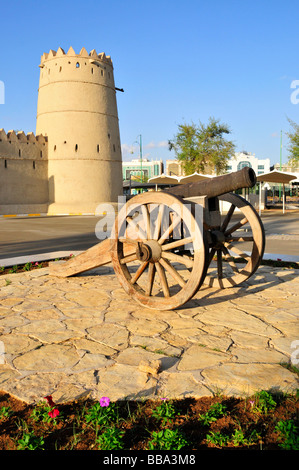 Cannon en face du Musée National d'Al Ain, Al Ain, Abou Dhabi, Émirats arabes unis, l'Arabie, l'Orient, Moyen-Orient Banque D'Images