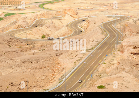 Route Serpentine au pied du Djebel Hafeet, la plus haute montagne dans les Emirats Arabes Unis, 1240 mètres, à Al Ain, Abu Dha Banque D'Images