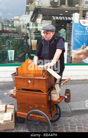 Un orgue de barbarie de rue dans la Rue Mouffetard Paris Banque D'Images