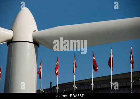 Les Jardins de Tivoli à Copenhague a placé une Vesta wind turbine à l'avant de la salle de Concert cet été. Banque D'Images