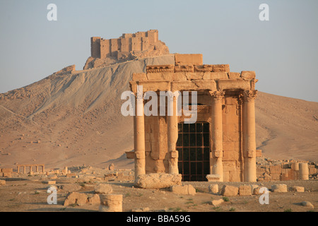 Temple romain de Baal-Shamin et château arabe Qalaat ibn Maan Palmyre en Syrie Banque D'Images