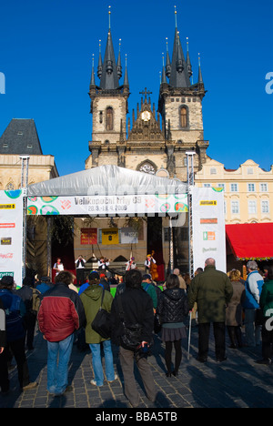 Les gens à l'écoute de concert au marché de Pâques à la place de la vieille ville, dans la vieille ville de Prague République Tchèque Europe Banque D'Images