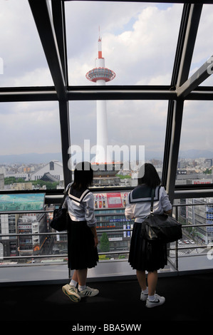 La gare de Kyoto, vue depuis le 7ème étage, sur la Tour de Kyoto, à l'école in sailor uniformes scolaires, Kyoto, Japon, Asie Banque D'Images