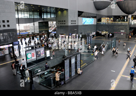 Voir dans le hall principal vers les voies de la gare de Kyoto, Kyōto-eki, le Japon, l'Asie Banque D'Images