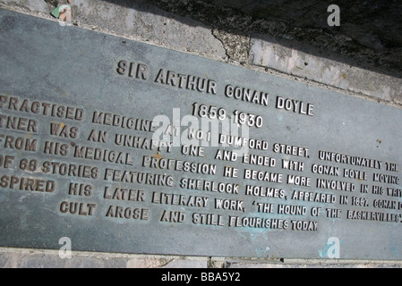 Plaque commémorant Sir Arthur Conan Doyle, le créateur de Sherlock Holmes detective caractère, Plymouth, Devon, UK Banque D'Images