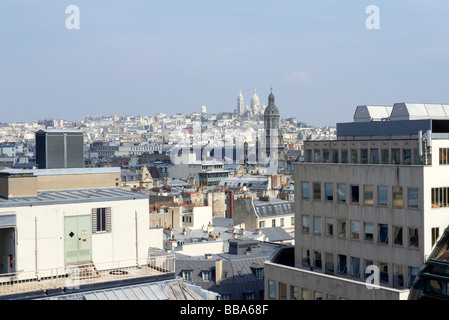 Vue sur la Basilique du Sacré Coeur de la terrasse sur le toit de la grand magasin Le Printemps à Paris Banque D'Images