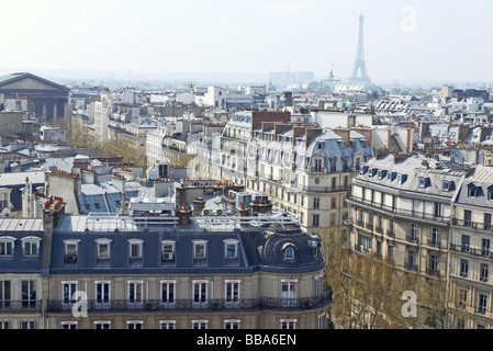 À la recherche de l'autre côté de la rue Tronchet à l'église de la Madeleine, Paris, France, avec la Tour Eiffel en arrière-plan Banque D'Images