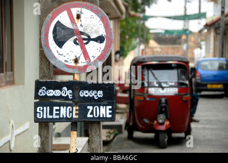 Signe, klaxonner interdit, zone de silence, en face de auto rickshaw, tuk-tuk, Fort de Galle, Ceylan, le Sri Lanka, l'Asie du Sud, Asie Banque D'Images