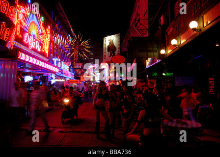 La vie nocturne, des néons colorés, les prostituées en face de bars, red light district soi Cowboy, Bangkok, Thaïlande, Asie du Sud-Est Banque D'Images