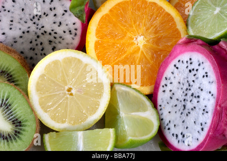 Medley de différents fruits comestibles prêt à manger Banque D'Images