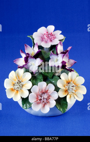 Assiette céramique fine main ornement modélisé Banque D'Images