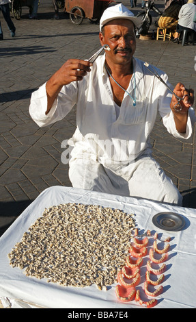 Man selling dents Jemaa el Fna Marrakech Maroc, marché Banque D'Images