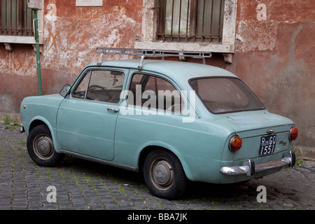 Mur de chambre avec une Fiat 850 à l'avant, le Trastevere, Rome, Italie