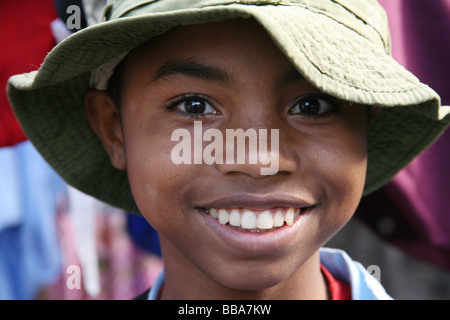 Portrait of a smiling Young boy, Madagascar, océan indien, afrique Banque D'Images