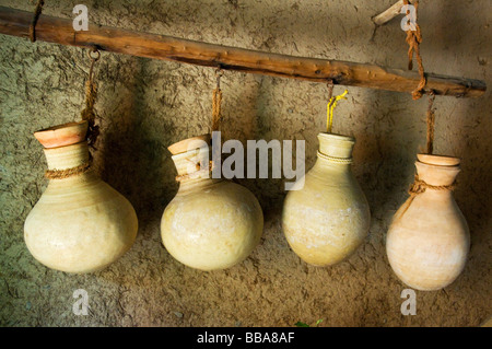 La poterie traditionnelle, à prendre de l'eau dans le système d'irrigation aflaj d'eau ancienne dans le village de In Misfat Al Abriyyin Oman Banque D'Images