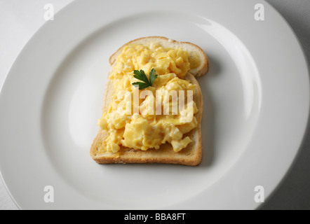 Saumon fumé et des œufs brouillés sur toast Banque D'Images