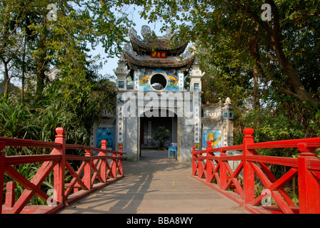 Le bouddhisme, pont en bois rouge avec tour d'entrée, le Temple Ngoc Son, Hoan Kiem, Hanoi, Vietnam, Asie du Sud, Asie Banque D'Images