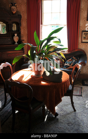 UK House salle intérieure avec table et chaises Banque D'Images