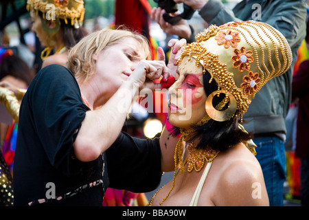 Un interprète ayant appliqué pour compenser la Tamise à Londres Carnaval nuit Festival UK Banque D'Images