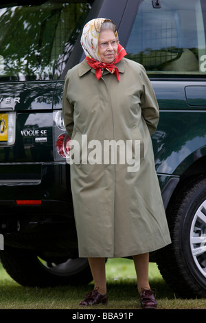 Sa Majesté la Reine Elizabeth II portant un foulard et manteau de pluie au Royal Windsor Horse Show dans le parc du château de Windsor à Berk Banque D'Images