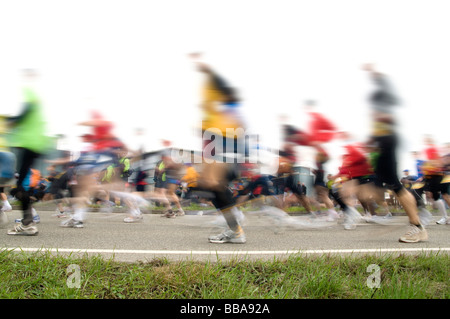 Les coureurs de marathon avec motion blur Banque D'Images