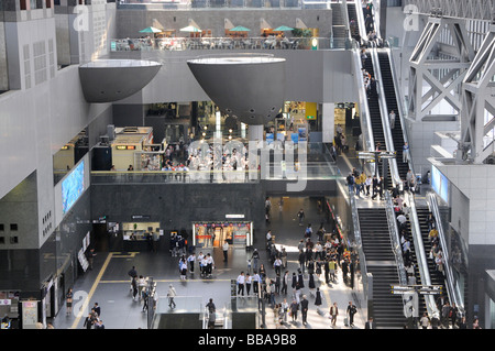 Voir dans la salle principale vers l'ouest de la gare de Kyoto, Kyōto-eki, le Japon, l'Asie Banque D'Images