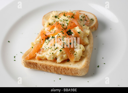 Saumon fumé et des œufs brouillés sur toast Banque D'Images